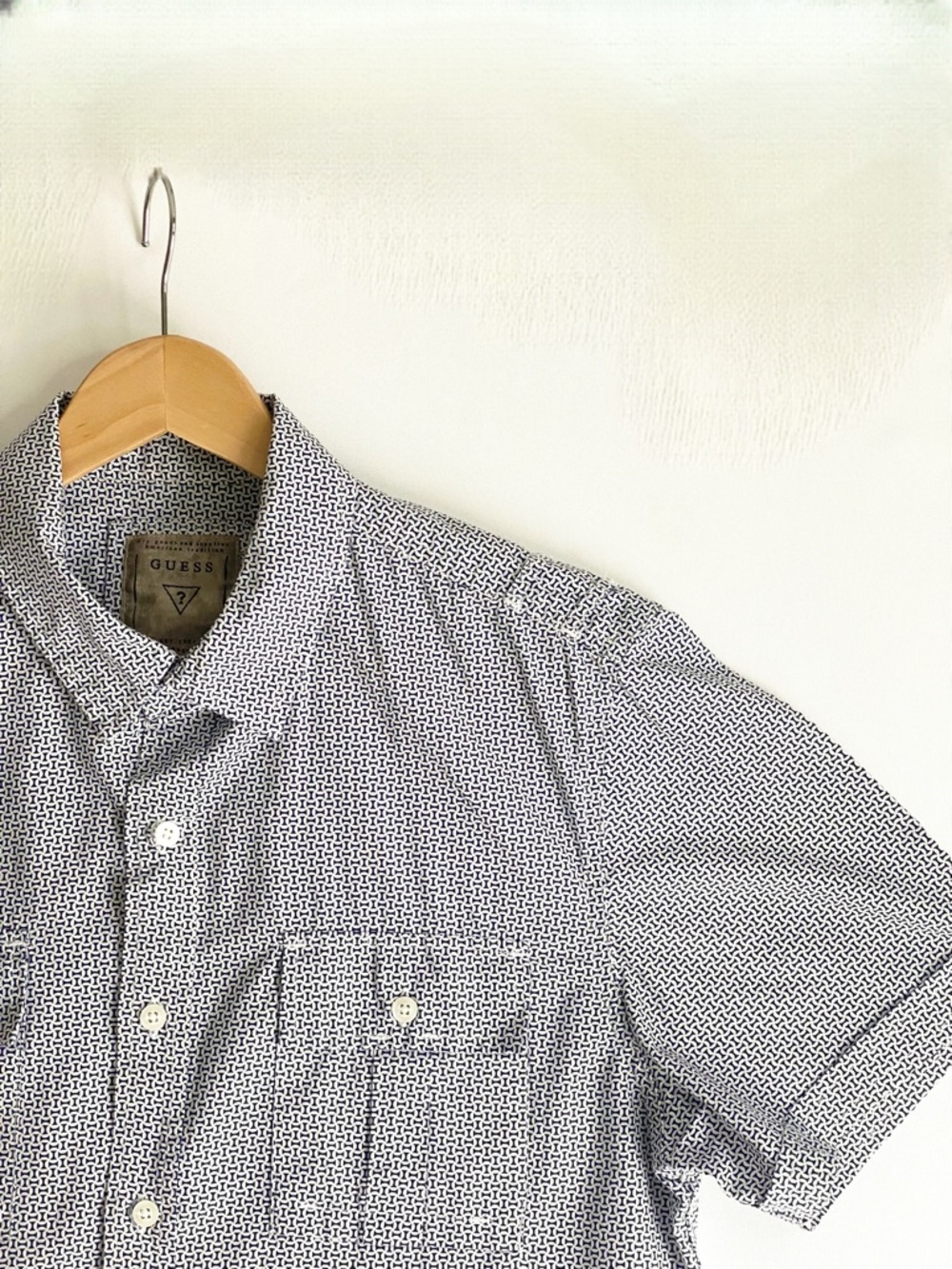 Guess Men’s Short Sleeve Button Up Shirt M Micro Print Casual Summer